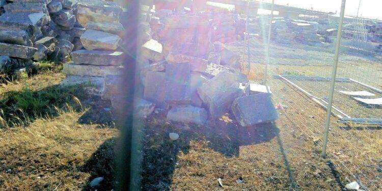 Il basolato di via Roma accatastato in viale San Paolo, nessun numero identificativo e alcuni basoli spaccati