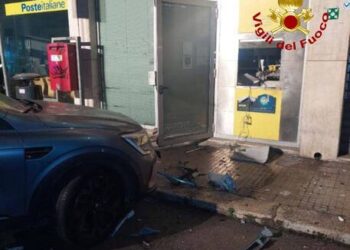 Bomba nella notte contro ufficio postale a Lecce