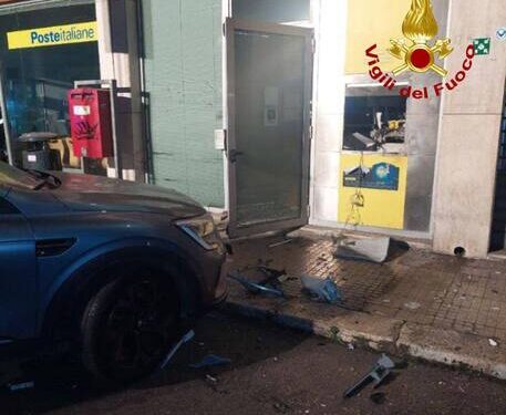 Bomba nella notte contro ufficio postale a Lecce