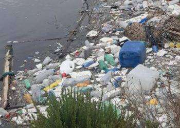 Cagliari, rifiuti e degrado nel lungomare cagliaritano: la denuncia sui social