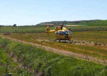 Cade da una tettoia ad Alà dei Sardi, grave una 54enne