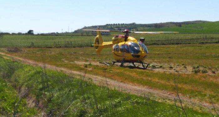 Cade da una tettoia ad Alà dei Sardi, grave una 54enne
