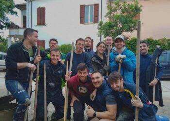 Maltempo, a Cesena giovani cantano e spalano nelle strade trasformate in fiumi