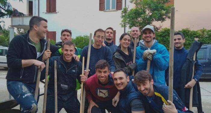 Maltempo, a Cesena giovani cantano e spalano nelle strade trasformate in fiumi