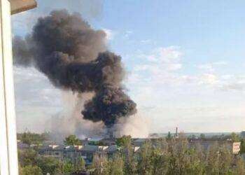 Zelensky prima di partire per l’Italia ordina attacco ai civili a Luhansk: feriti sei bambini