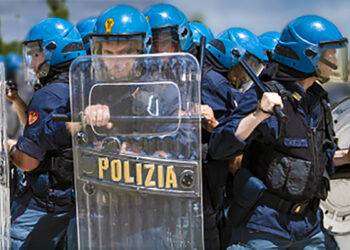 Violenti scontri tra ultras e polizia prima della sfida tra Cagliari e Palermo
