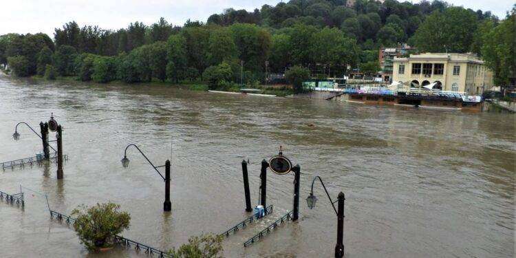 Maltempo colpisce il Piemonte: Po in piena