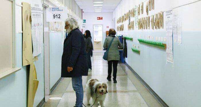 Comunali: crolla l’affluenza alle 23 al 46,39%, 13 punti in meno delle precendenti