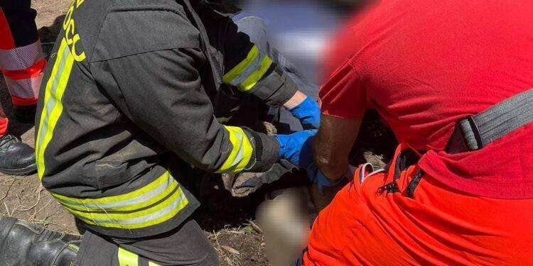 Golfo Aranci, travolto dalla motozappa: gravi lesioni agli arti