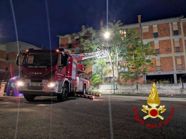 Sassari, albero pericolante: intervento dei Vigili del Fuoco