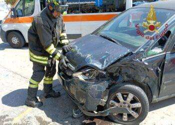 Porto Torres, scontro tra auto e furgoni: due feriti