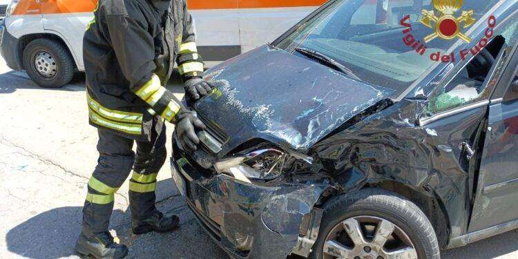 Porto Torres, scontro tra auto e furgoni: due feriti