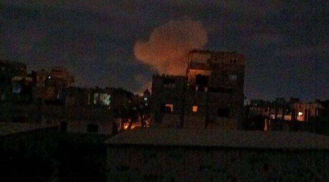 Il regime israeliano bombarda la città di Gaza: civili nascosti nei pochi rifugi esistenti