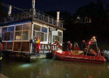 Roma, falla in un barcone sul Tevere: intervento dei Vigili del Fuoco per evitare affondamento