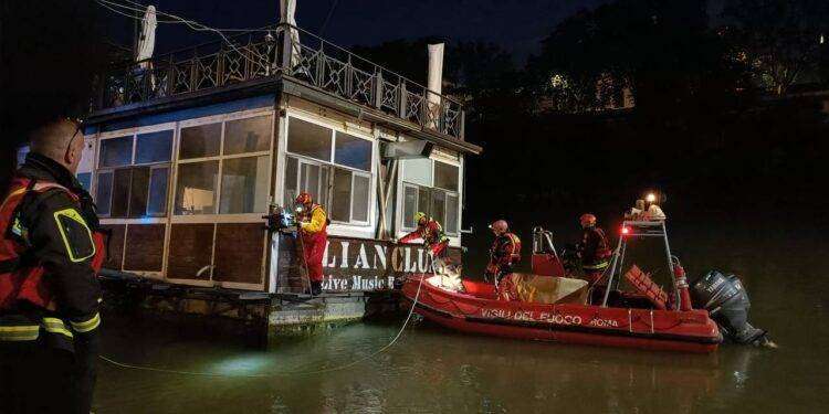 Roma, falla in un barcone sul Tevere: intervento dei Vigili del Fuoco per evitare affondamento