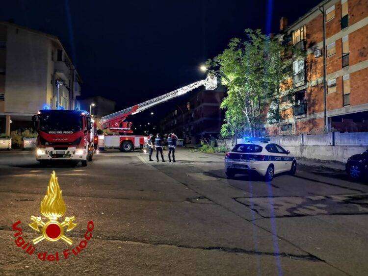 Sassari, albero pericolante: intervento dei Vigili del Fuoco