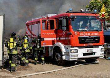 Vigevano, incendio in azienda di gomme