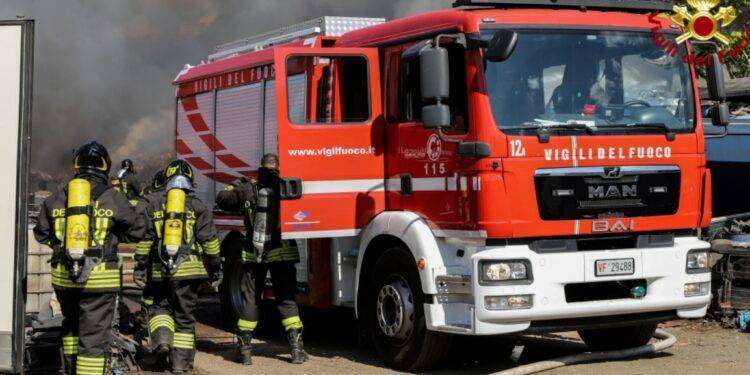 Vigevano, incendio in azienda di gomme