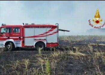 Vasto incendio di macchia mediterranea e sterpaglia tra Uta e Macchiareddu