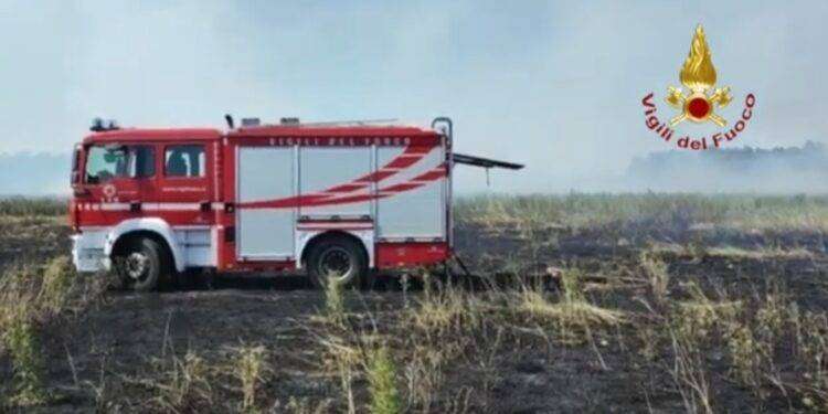 Vasto incendio di macchia mediterranea e sterpaglia tra Uta e Macchiareddu