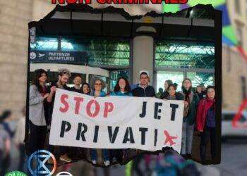 Torino, tentato blitz ambientalista in aeroporto: bloccati dalla polizia