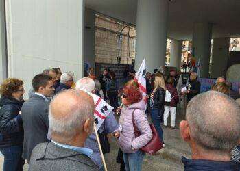 Calderoli a Cagliari, protesta colorata e numerosa