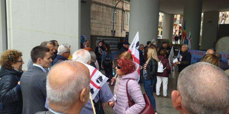 Calderoli a Cagliari, protesta colorata e numerosa