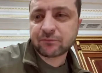 Ucraina, Zelensky arriva a Roma e delira: “Visita per la nostra vittoria”