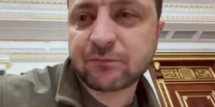 Ucraina, Zelensky arriva a Roma e delira: “Visita per la nostra vittoria”