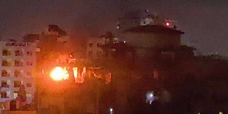 Il regime israeliano bombarda la città di Gaza: civili nascosti nei pochi rifugi esistenti