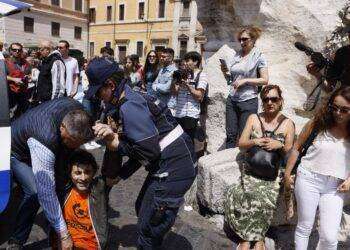 Ultima Generazione Roma, carbone vegetale nella Fontana di Trevi