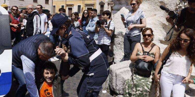 Ultima Generazione Roma, carbone vegetale nella Fontana di Trevi