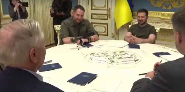 “I russi stanno morendo… Non abbiamo mai speso soldi così bene”, le folli parole di un senatore Usa a Kiev