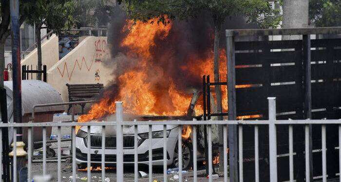 Kosovo: provocazioni contro la minoranza serba che reagisce: scontri 41 militari Kfor, 11 sono italiani