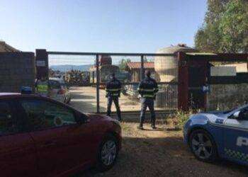 Stoccaggio abusivo di veicoli da rottamare, sequestrata area