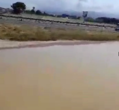 Perdita d’acqua sulla SS 554, enormi pozzanghere al lato della statale