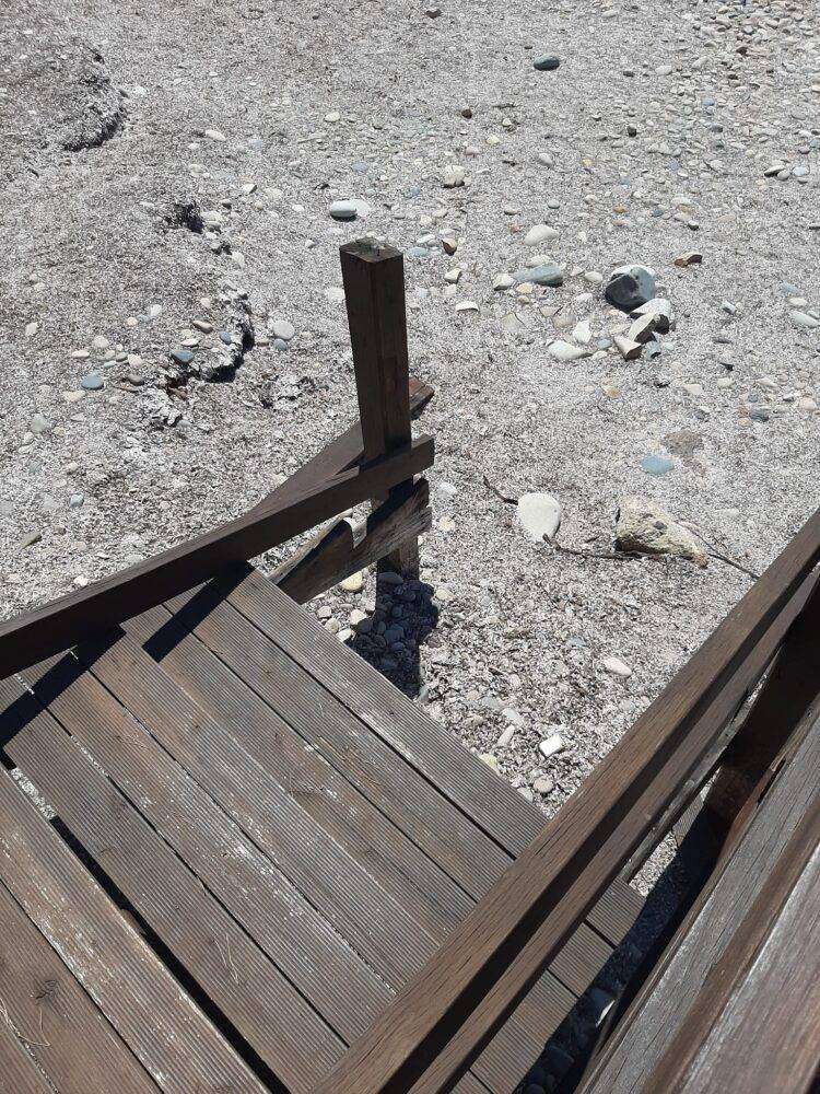 Quartu, vandali in azione: rotta passerella a Is Mortorius