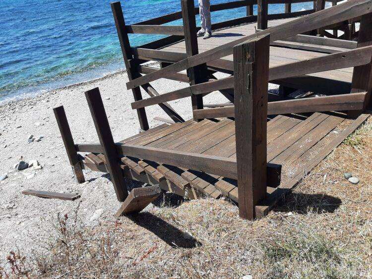 Quartu, vandali in azione: rotta passerella a Is Mortorius