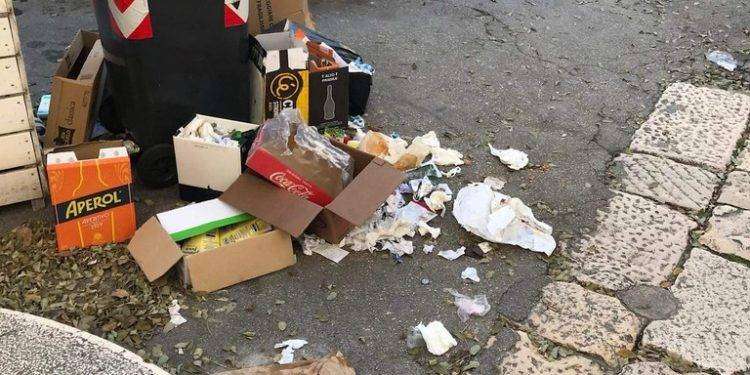 Cagliari, rifiuti abbandonati davanti all’abitazione e via Castiglione diventa una discarica abusiva