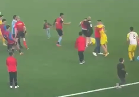 Botte da orbi in campo alla fine del match tra Atletico Uri e Ilva maddalena