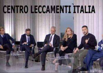 Zelensky a Porta a Porta: “Se l’Italia non manda le armi dovrà prepararsi a combattere”. Le parole folli alla tv di stato