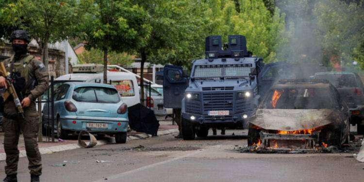 Il finto stato del Kosovo, alleato della Nato, provoca la Serbia: mobilitate le truppe al confine