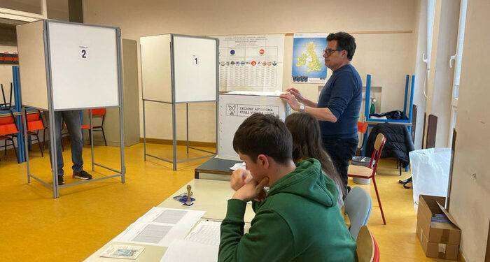 Aperti i seggi, al voto in 41 comuni per i ballottaggi e in Sardegna