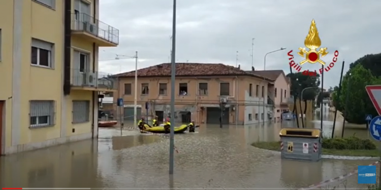 Maltempo in Emilia Romagna, da oltre 24 ore in azione i Vigili del Fuoco