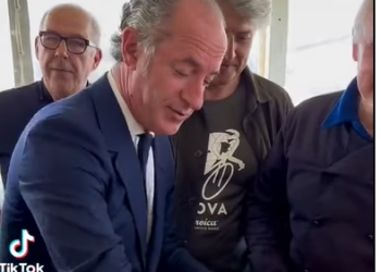 Zaia indaffarato a preparare il piatto “radici e fasoi”