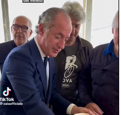 Zaia indaffarato a preparare il piatto “radici e fasoi”