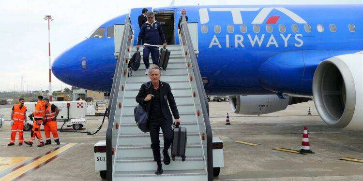 L’Italia di Mancini sbarcata a Cagliari, via al ritiro-vacanza