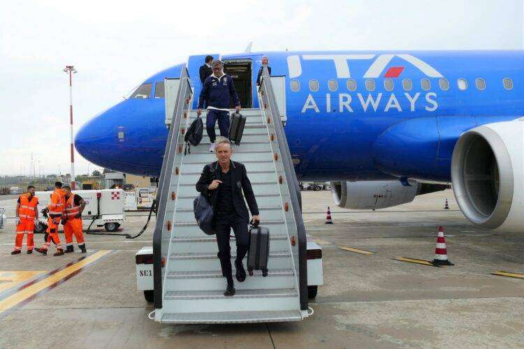 L’Italia di Mancini sbarcata a Cagliari, via al ritiro-vacanza