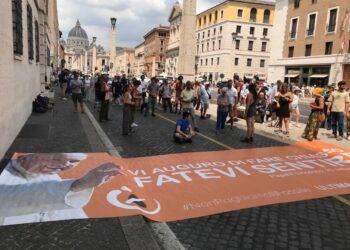 Ultima Generazione Roma, sdraiati in terra in via Conciliazione in sostegno ad attivisti sotto processo