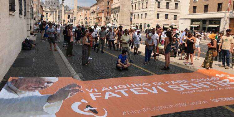 Ultima Generazione Roma, sdraiati in terra in via Conciliazione in sostegno ad attivisti sotto processo